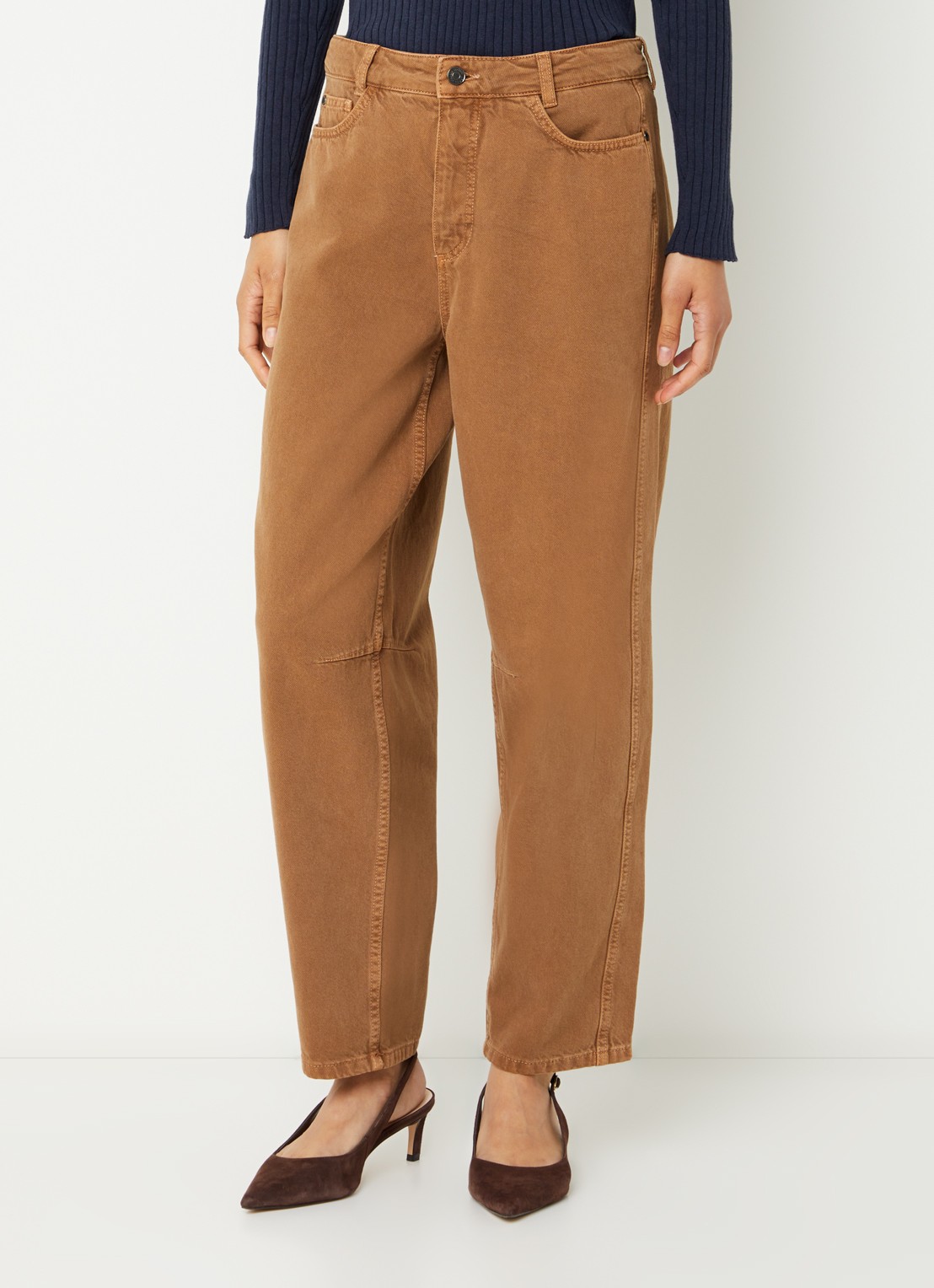 Claudia Sträter Mid waist tapered fit jeans met gekleurde wassing - detail 2 cognac
