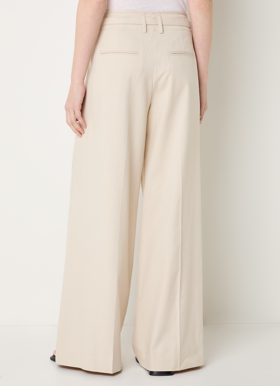 Claudia Sträter Mid waist wide fit pantalon met paspelzakken en persplooi - achterkant 3 creme