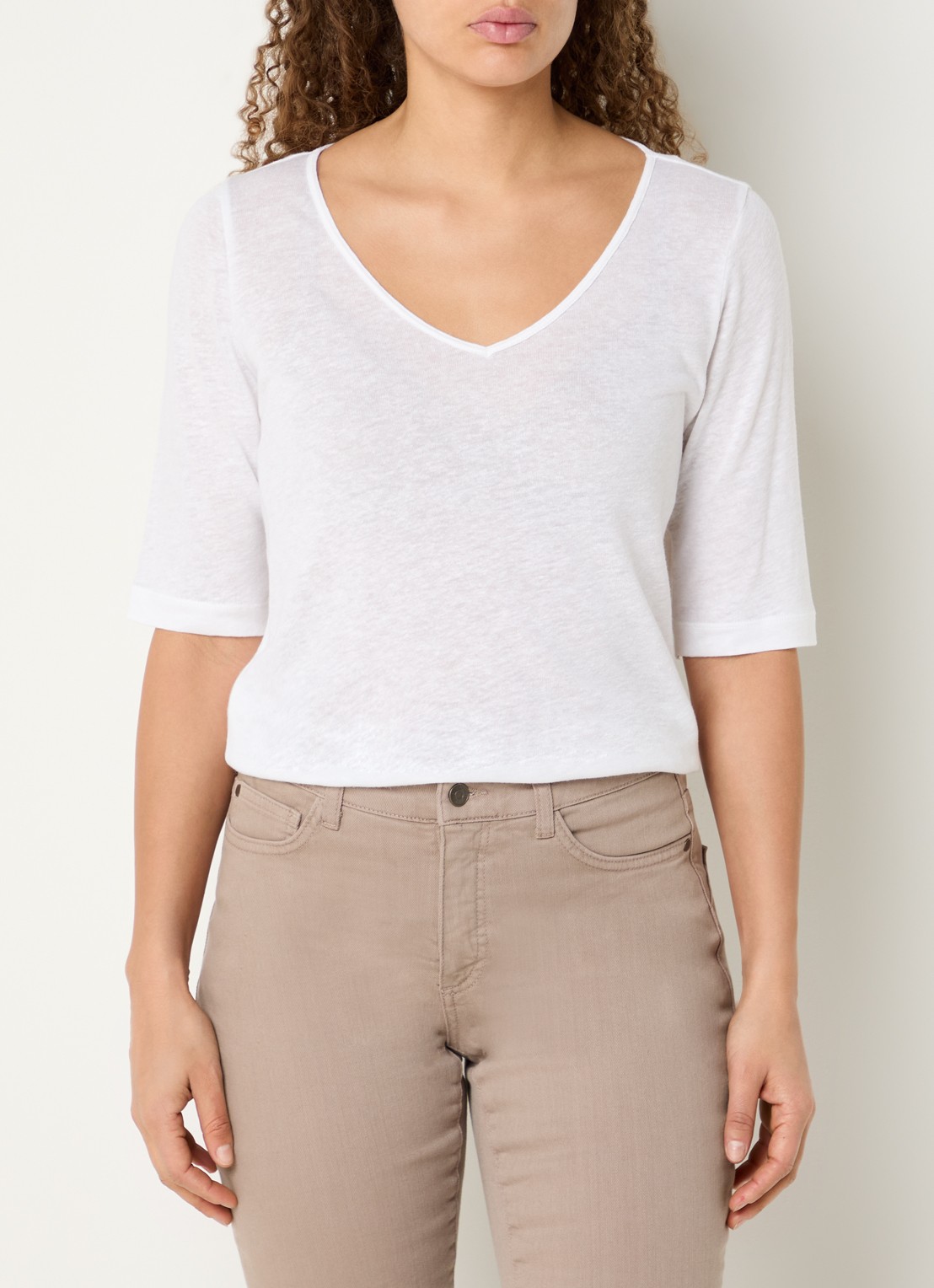 Claudia Sträter T-shirt in linnenblend met V-hals - detail 2 wit