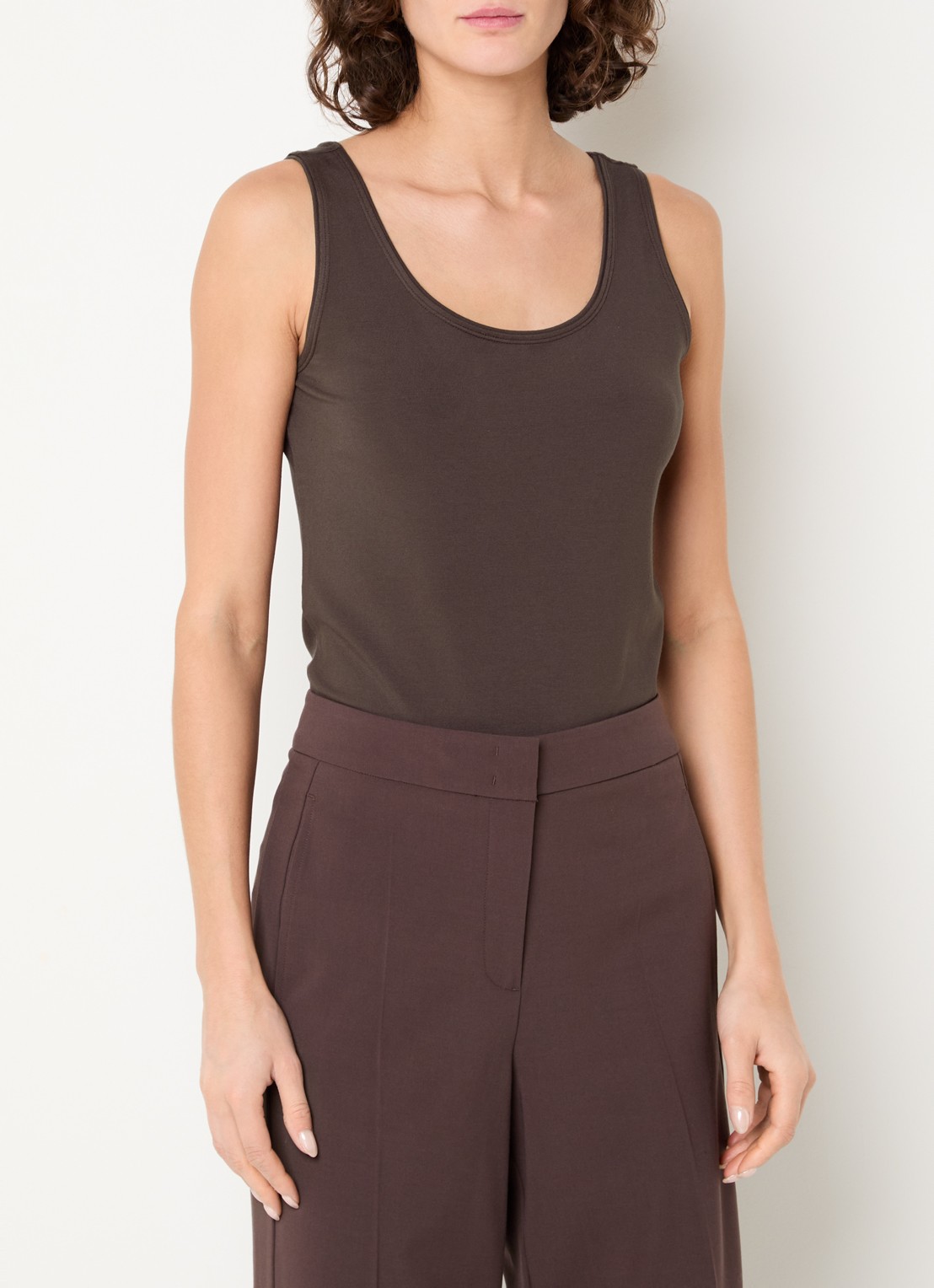 Claudia Sträter Tanktop met ronde hals - detail 3 chocoladebruin