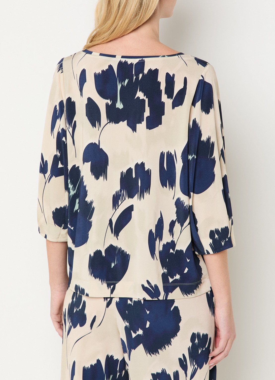 Claudia Sträter Top met bloemenprint en boothals - achterkant donkerblauw