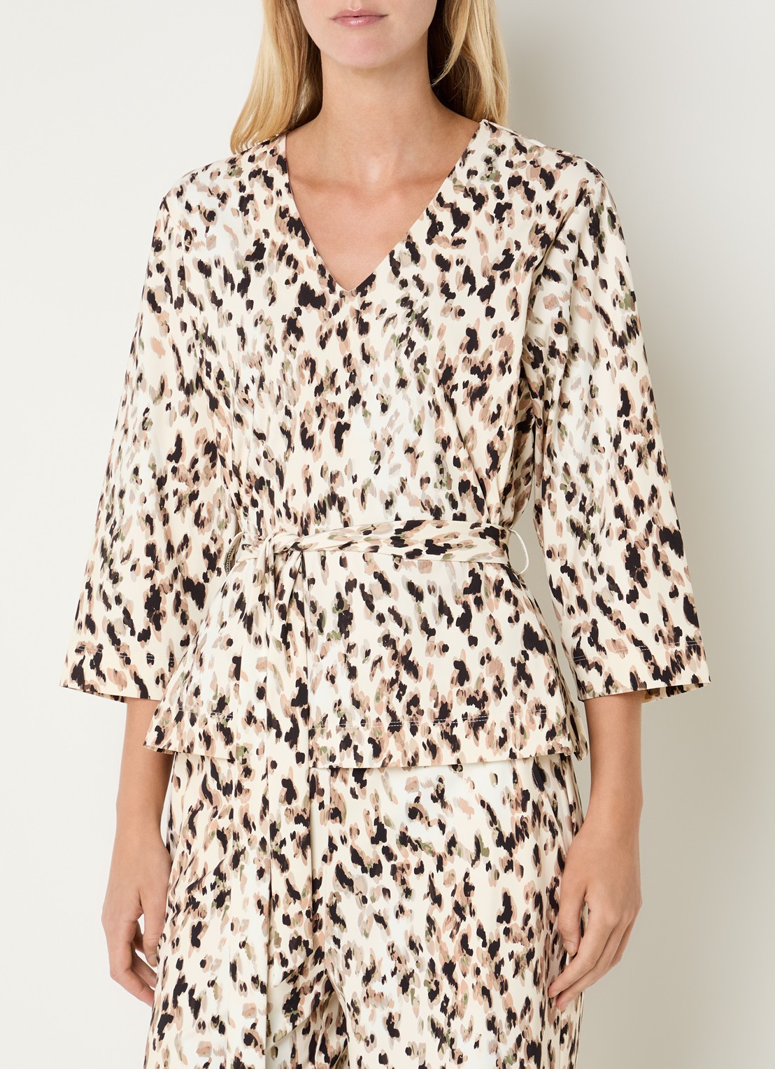 Claudia Sträter Top met print en strikceintuur - detail creme