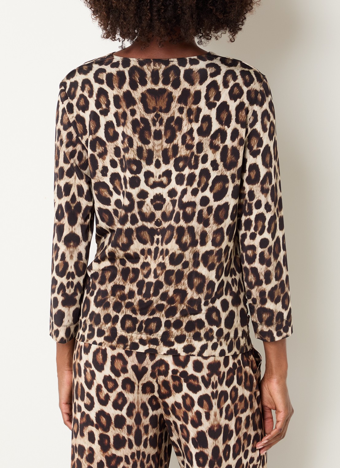 Claudia Sträter Top met watervalhals en panterprint - achterkant camel