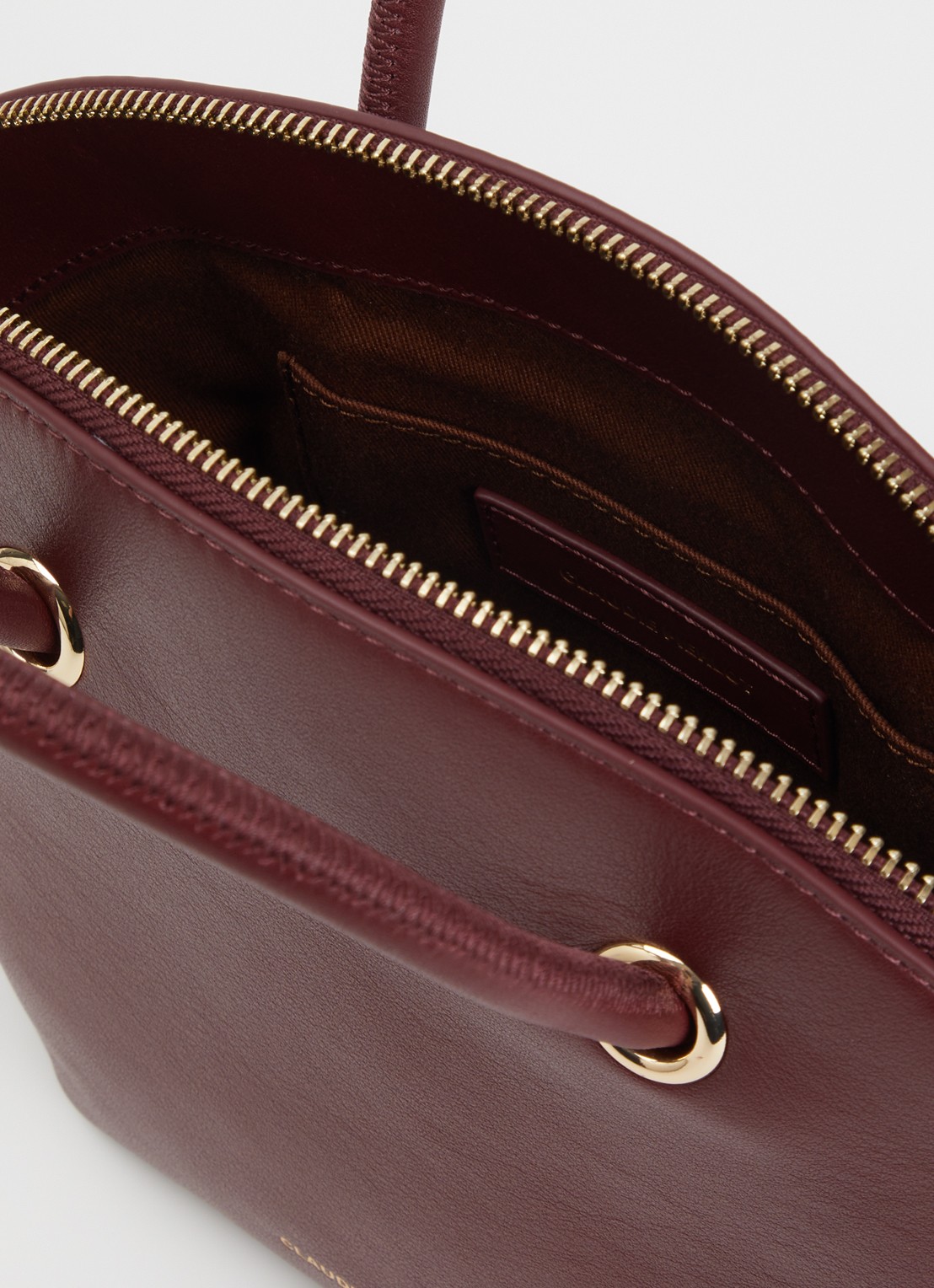 Claudie Pierlot Albi handtas van kalfsleer met verstelbare schouderriem - detail 2 bordeauxrood