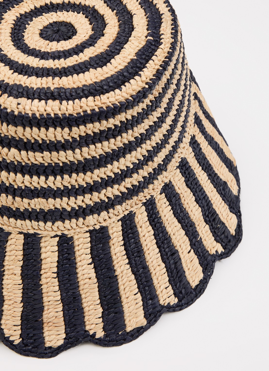 Claudie Pierlot Amelio bucket hoed van raffia met streepprint - detail beige