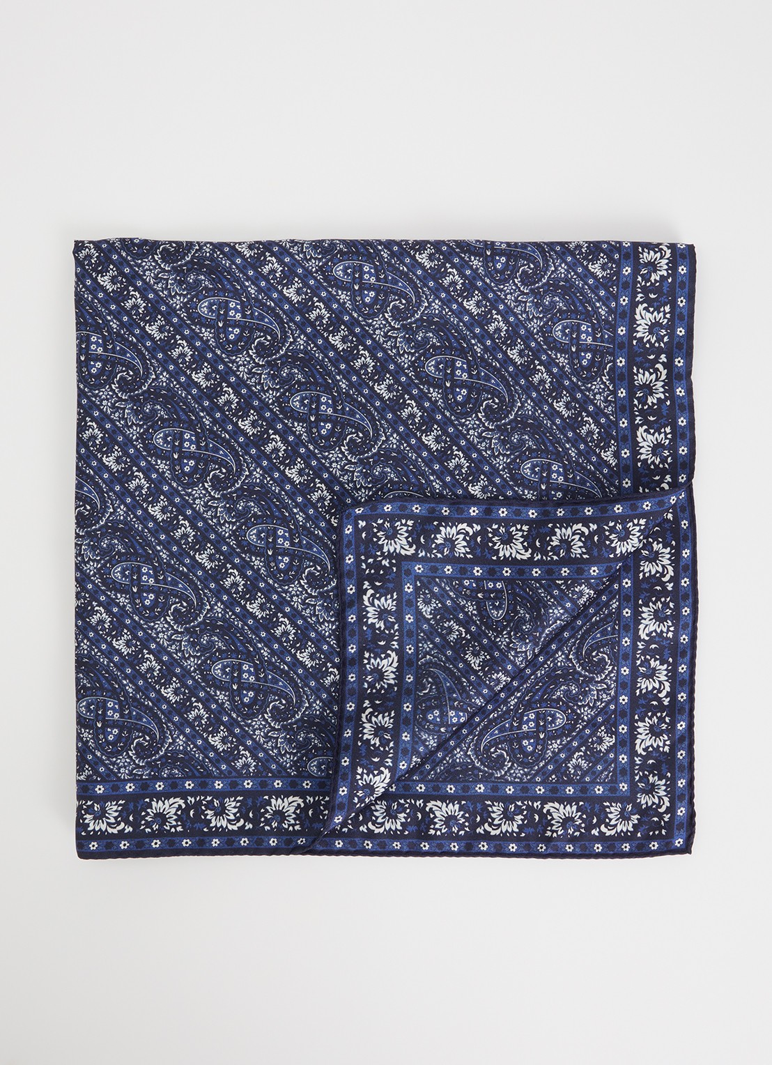 Claudie Pierlot Anorabandana sjaal met paisley dessin 67 x 67 cm - voorkant blauw