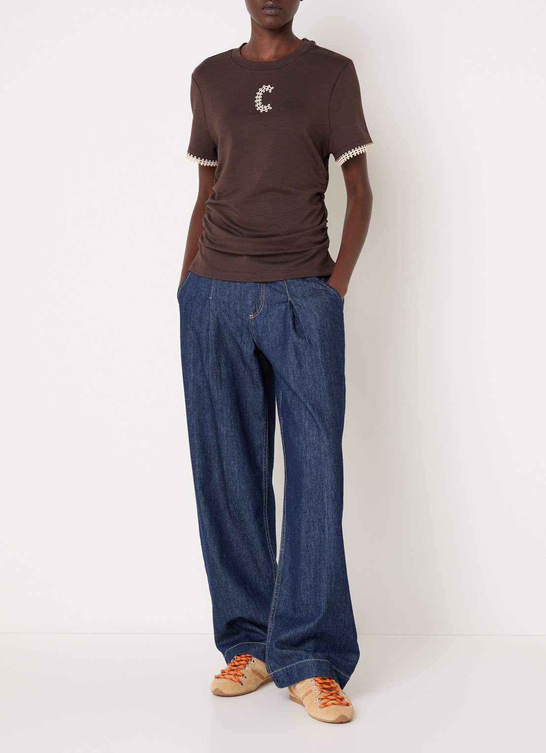 Claudie Pierlot Asymmetrisch T-shirt met borduring en plooidetail - voorkant 4 hazelnootbruin