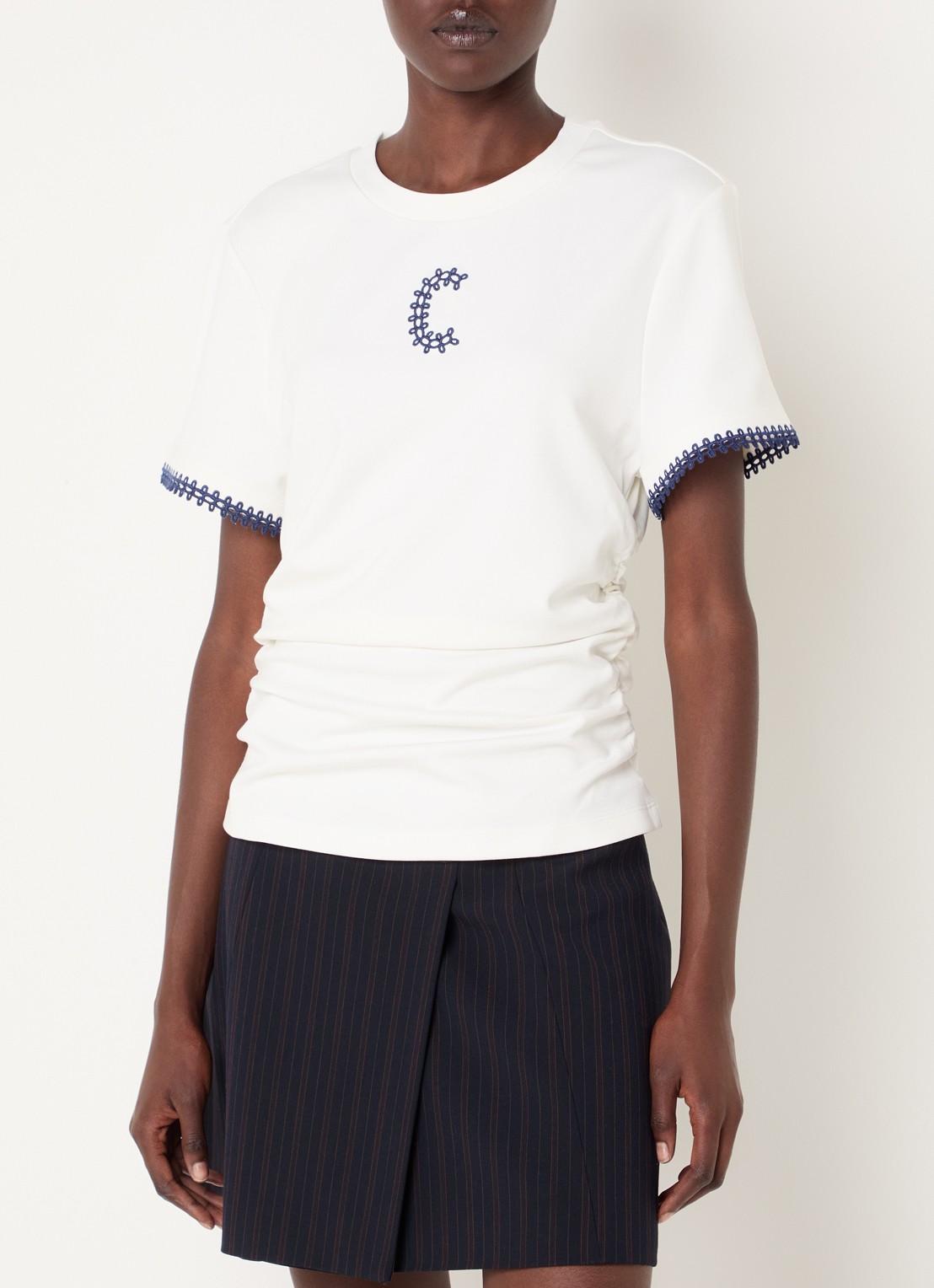 Claudie Pierlot Asymmetrisch T-shirt met borduring en plooidetail - detail 2 gebroken wit