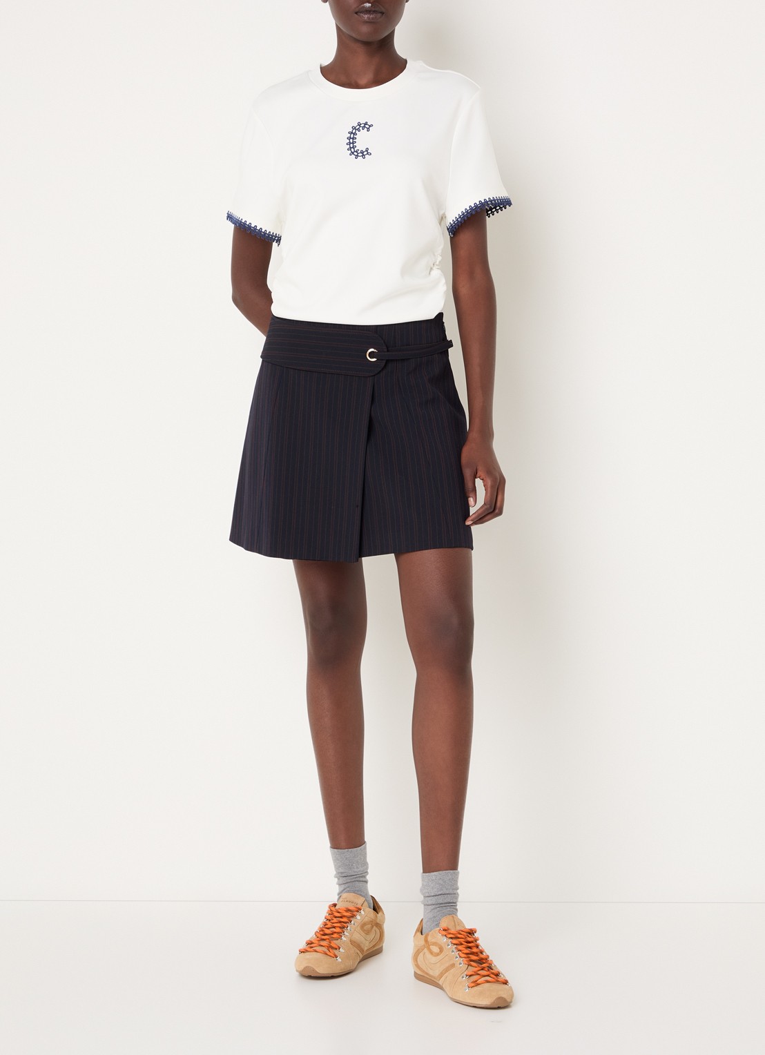 Claudie Pierlot Asymmetrisch T-shirt met borduring en plooidetail - voorkant 4 gebroken wit