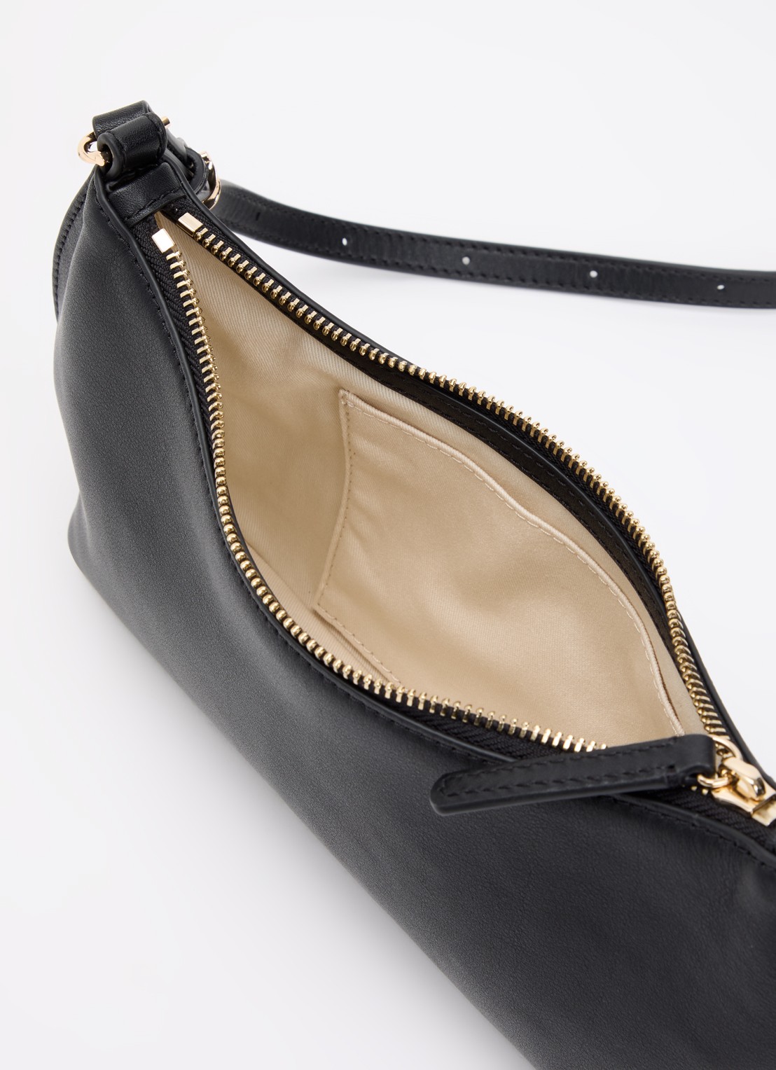 Claudie Pierlot Azur schoudertas van kalfsleer met verstelbare schouderriem - detail 2 zwart