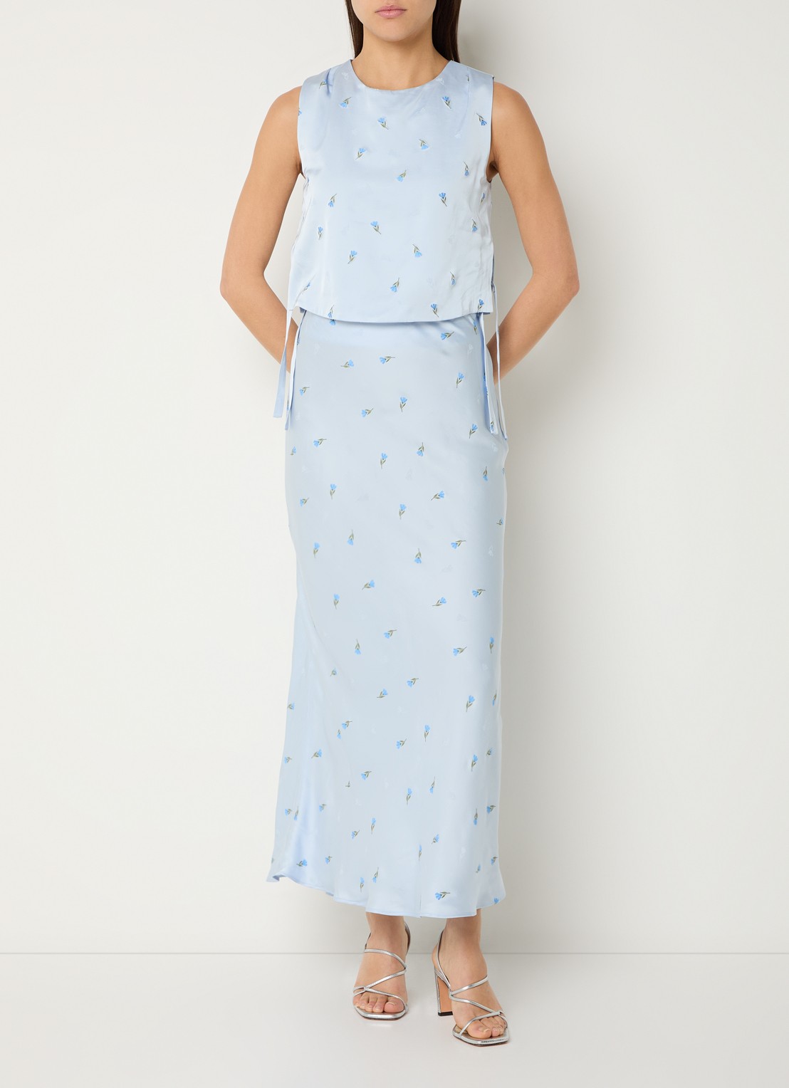 Claudie Pierlot Betsy mouwloze top van satijn met bloemborduring - voorkant 3 lichtblauw