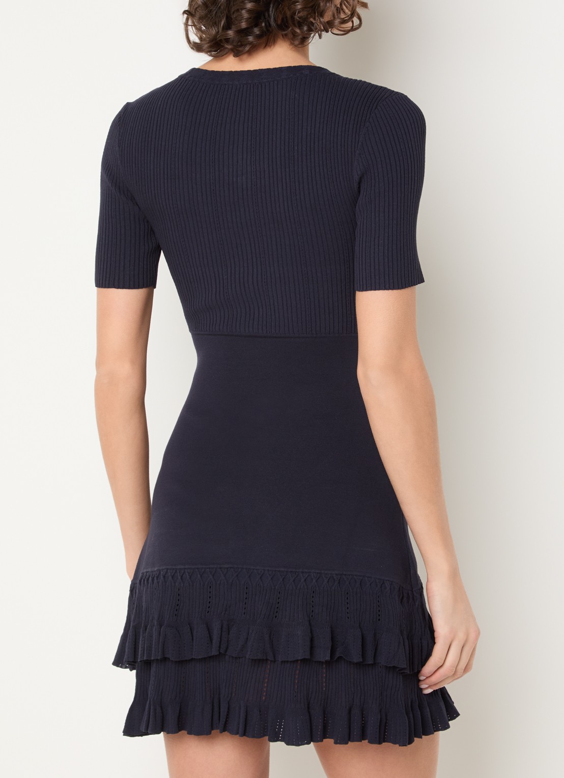 Claudie Pierlot Boogie ribgebreide mini jurk met volant en ruches - achterkant donkerblauw