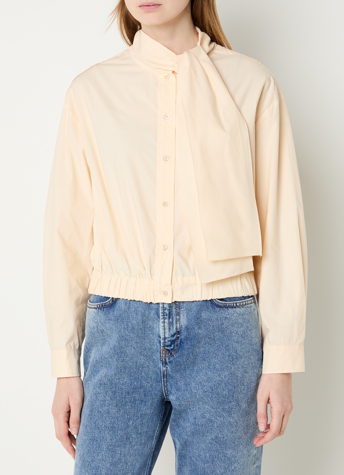Claudie Pierlot Cally cropped blouse met sjaalkraag - detail 4 vanillegeel