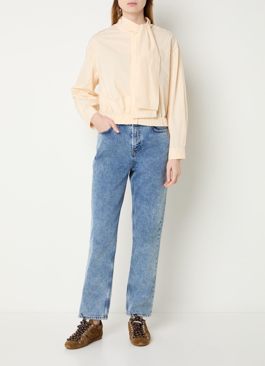 Claudie Pierlot Cally cropped blouse met sjaalkraag - voorkant 2 vanillegeel
