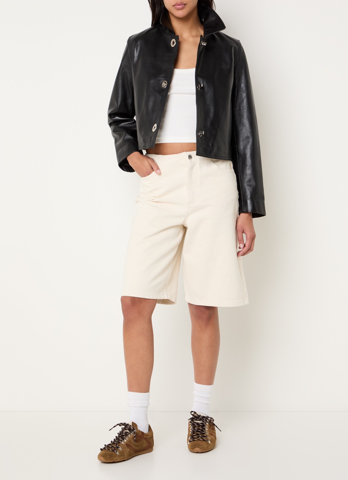 Claudie Pierlot Carlita cropped jack van lamsleer met steekzakken - voorkant 4 zwart