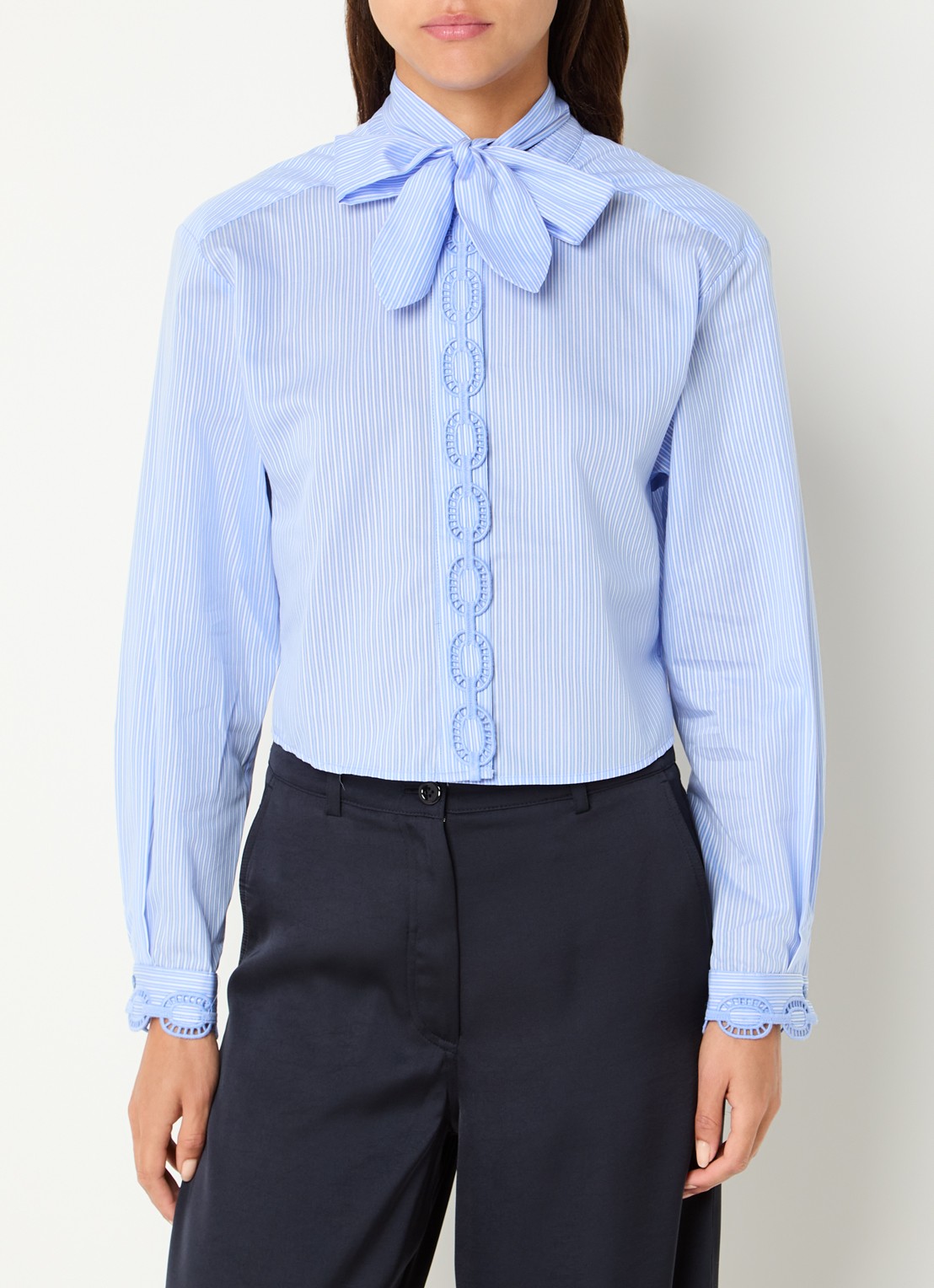 Claudie Pierlot Carmita blouse met streepprint en sjaalkraag - detail 4 lichtblauw
