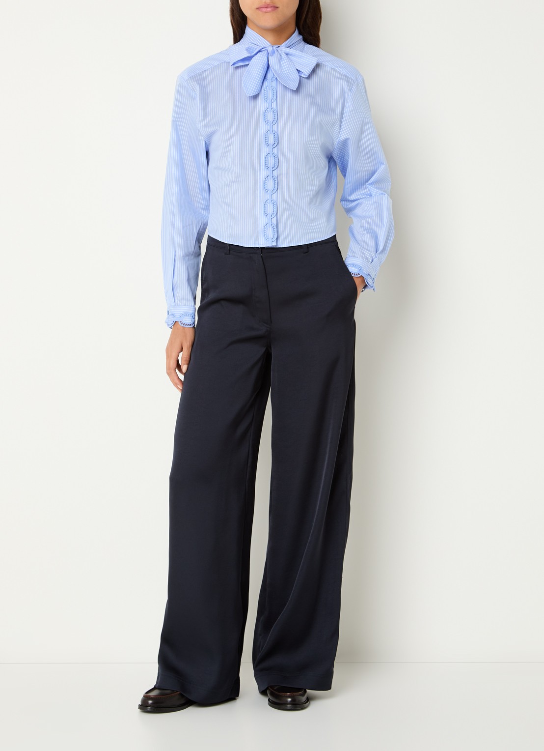 Claudie Pierlot Carmita blouse met streepprint en sjaalkraag - voorkant 2 lichtblauw