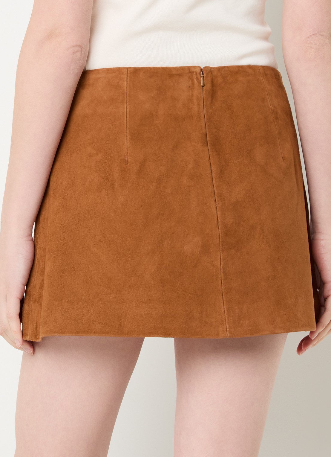 Claudie Pierlot Charlina minirok van geitensuède met sierknopen - achterkant camel