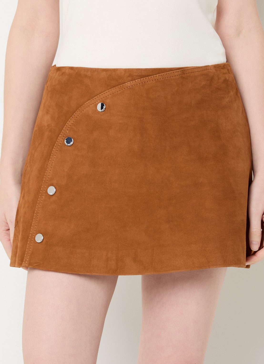 Claudie Pierlot Charlina minirok van geitensuède met sierknopen - detail 4 camel