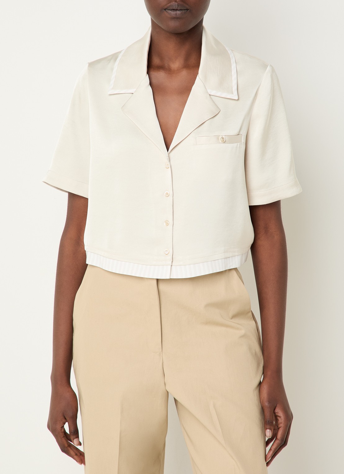 Claudie Pierlot Cropped blouse van satijn met borstzak - detail 3 beige