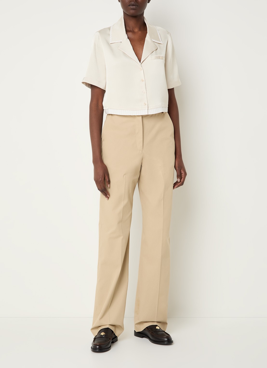 Claudie Pierlot Cropped blouse van satijn met borstzak - voorkant 2 beige