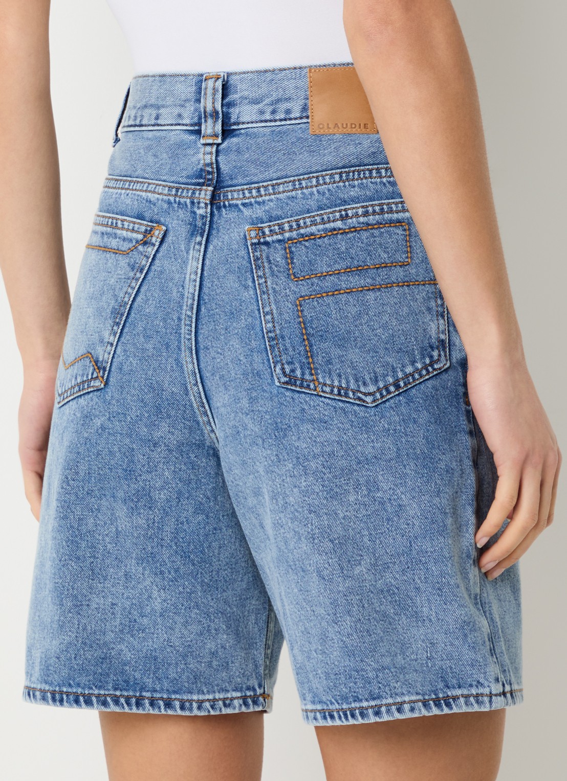 Claudie Pierlot Elona high waist loose fit korte broek met medium wassing - achterkant 4 indigo
