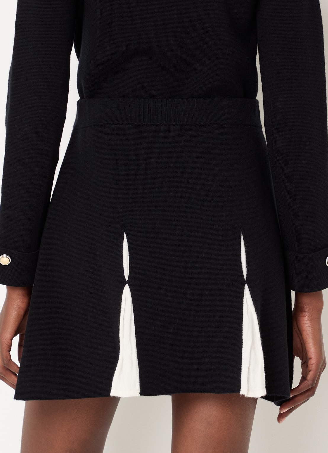 Claudie Pierlot Fijngebreide high waist mini plooirok in wolblend - achterkant 2 zwart
