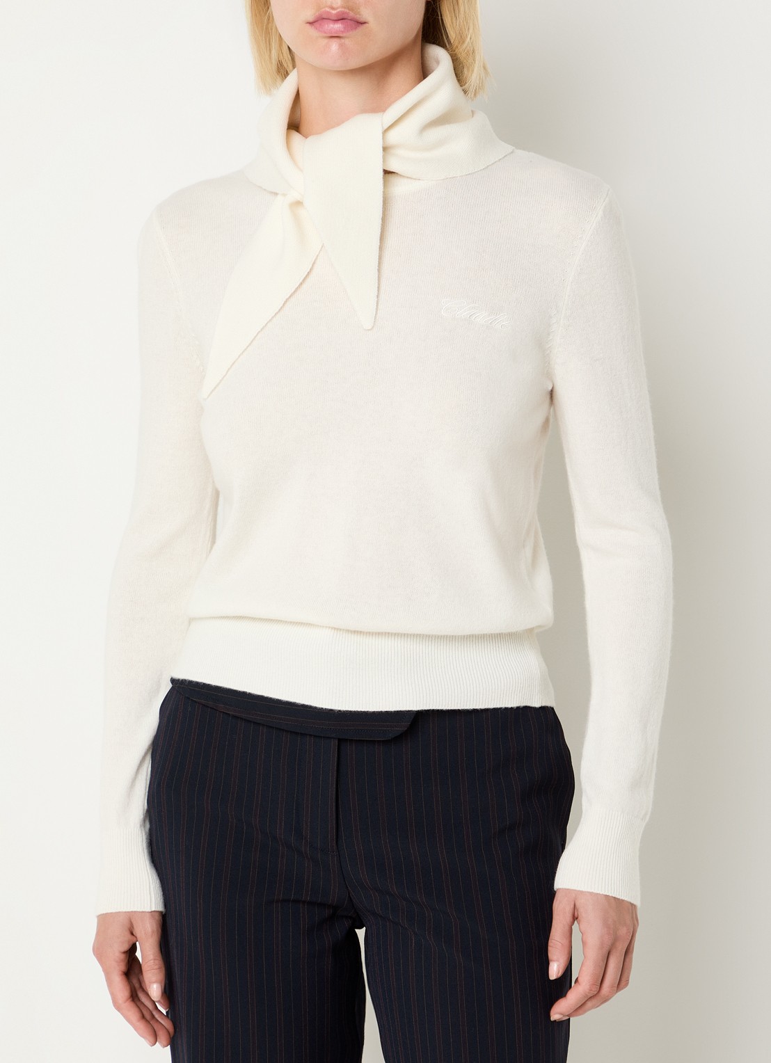 Claudie Pierlot Fijngebreide trui in kasjmierblend met sjaalkraag - detail 4 gebroken wit