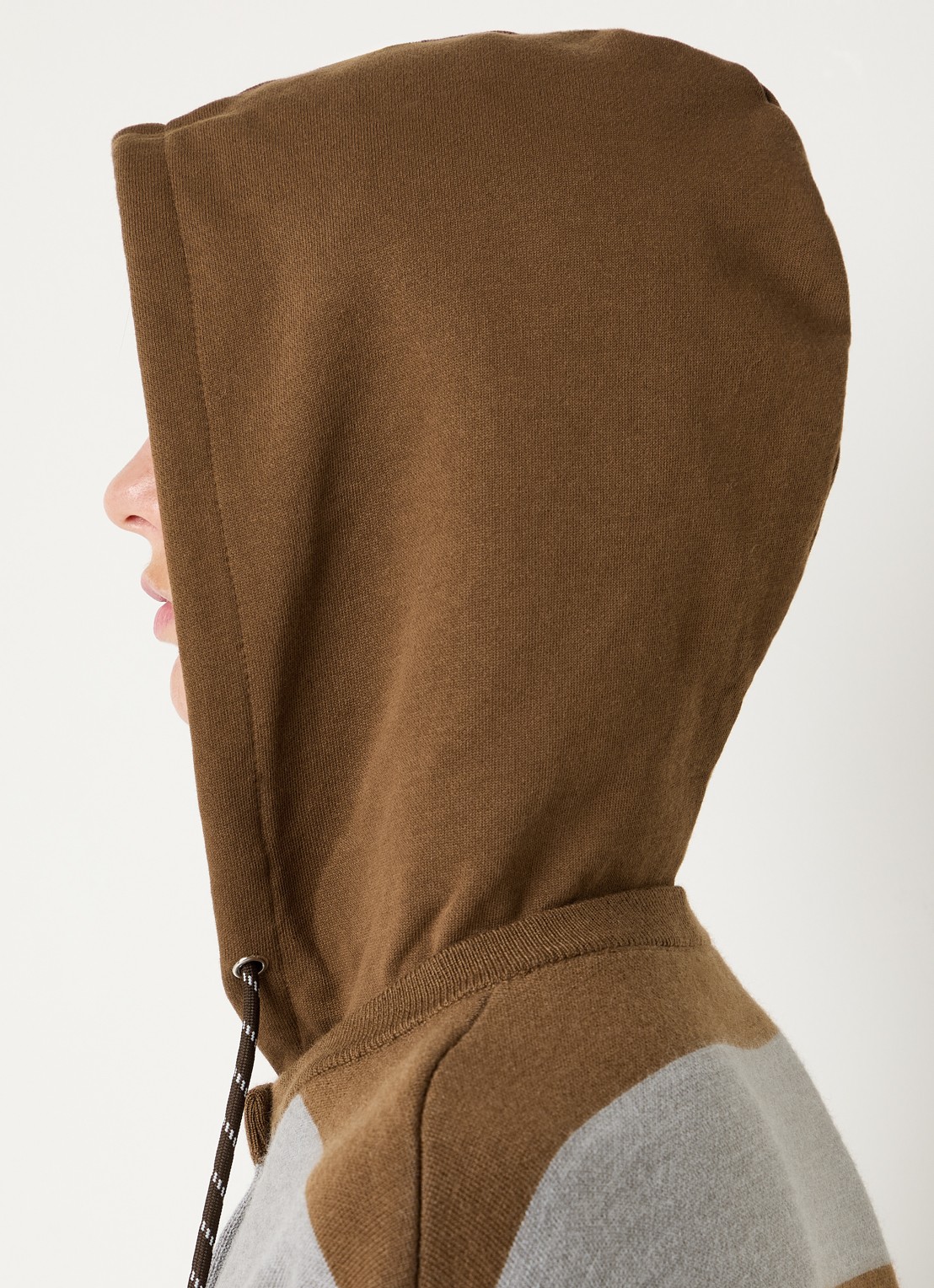 Claudie Pierlot Fijngebreide trui in wolblend met capuchon en streepprint - detail 5 bruin