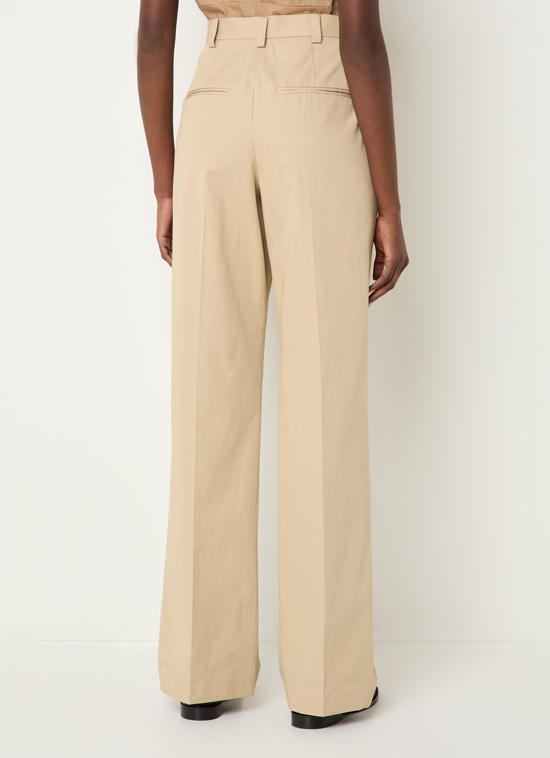 Claudie Pierlot High waist loose fit chino met paspelzakken - achterkant donkerbeige