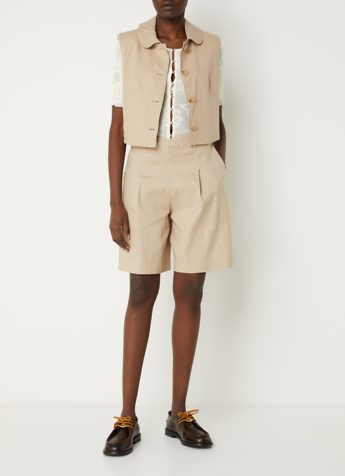 Claudie Pierlot High waist wide fit korte broek in linnenblend met steekzakken - voorkant 2 beige