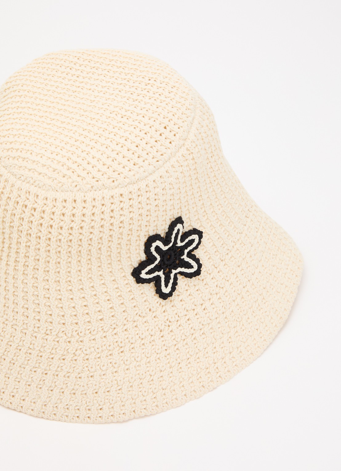 Claudie Pierlot Maiwen bucket hoed van crochet - detail ivoor