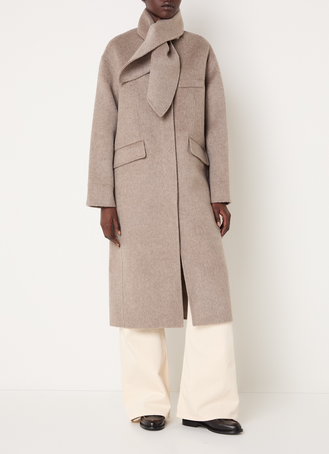 Claudie Pierlot Mantel in alpaca wolblend met afneembare sjaalkraag - detail taupe