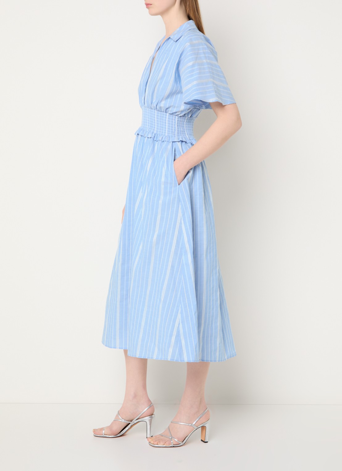 Claudie Pierlot Midi tuniekjurk met streepprint en smockwerk - voorkant 2 lichtblauw