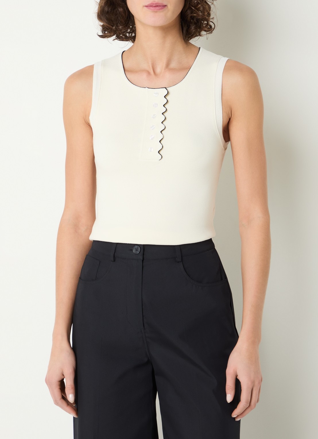 Claudie Pierlot Minata fijngebreide top met sierknopen - detail 4 gebroken wit