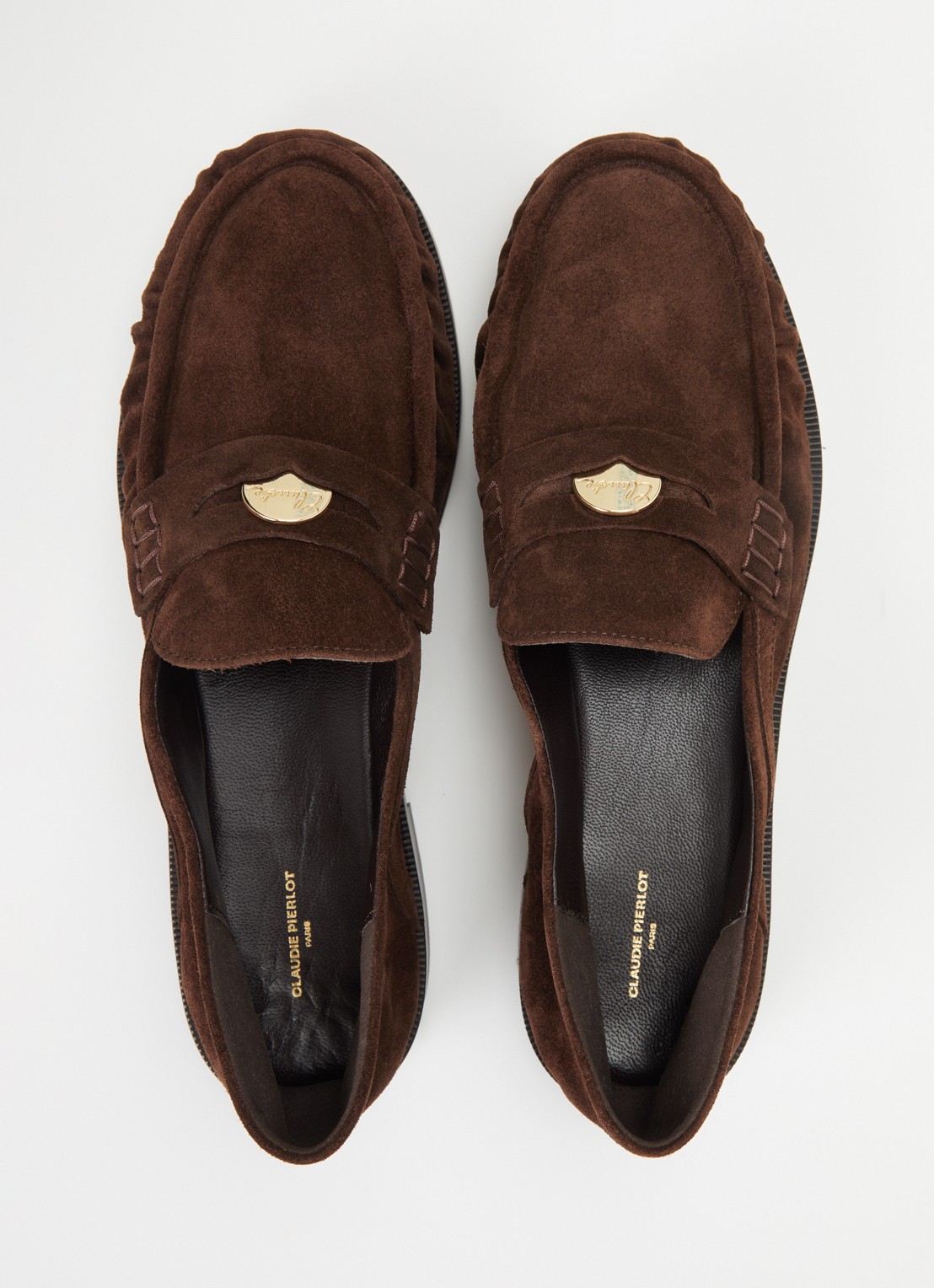 Claudie Pierlot Penny loafer van kalfssuède met logo - detail 3 chocoladebruin