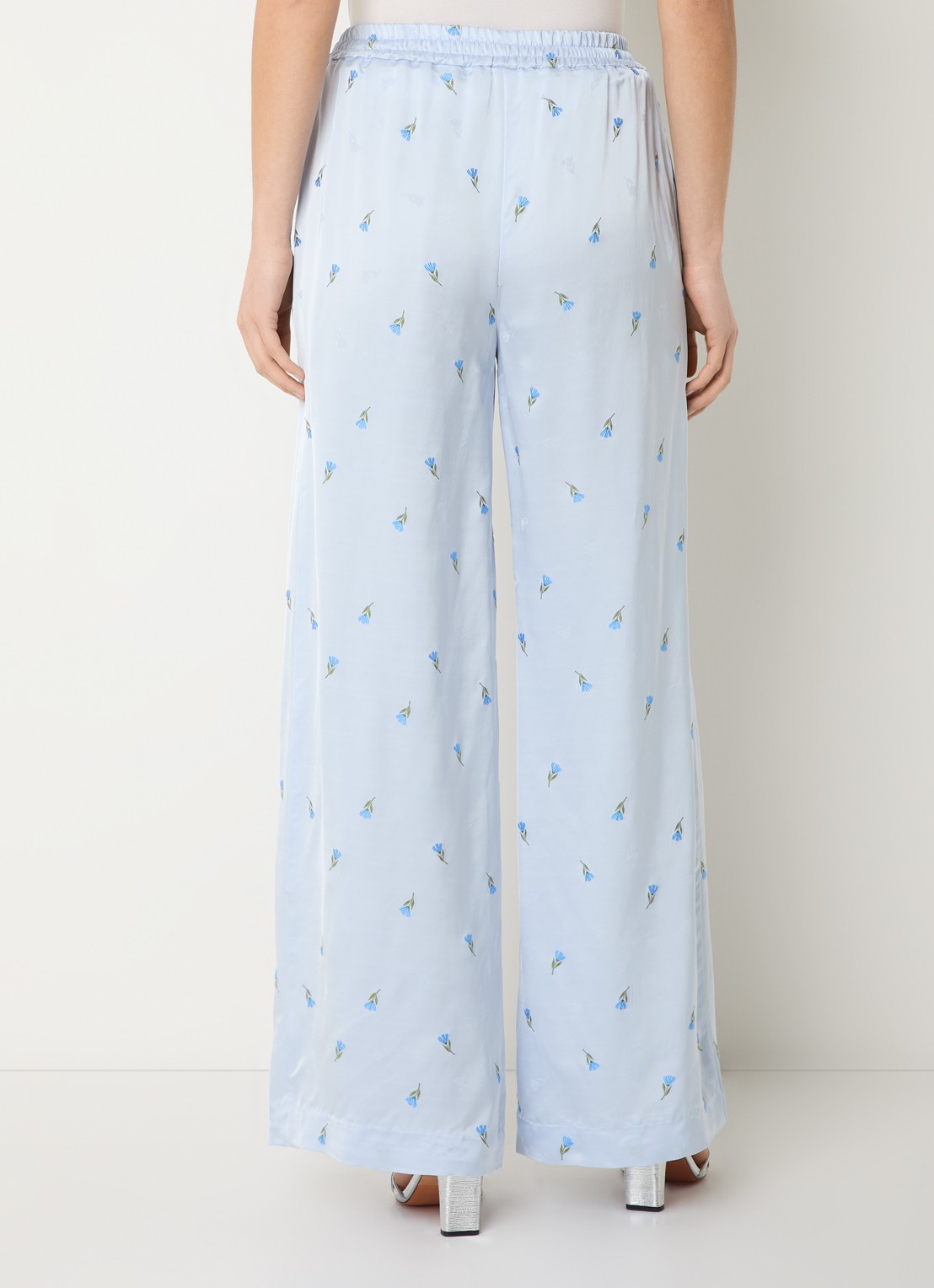 Claudie Pierlot Piste high waist wide fit pantalon van satijn met bloemborduring - achterkant lichtblauw