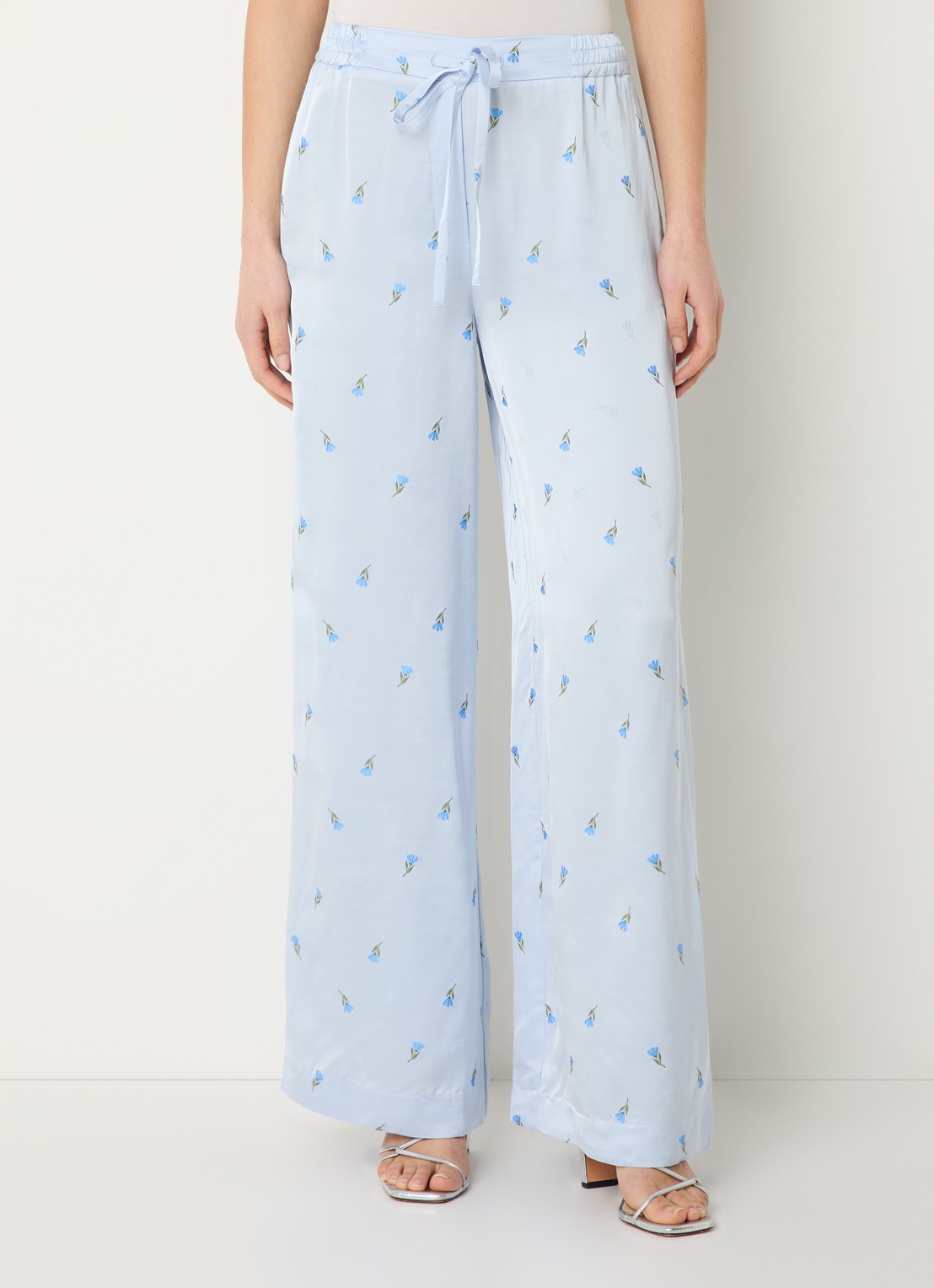 Claudie Pierlot Piste high waist wide fit pantalon van satijn met bloemborduring - detail 4 lichtblauw