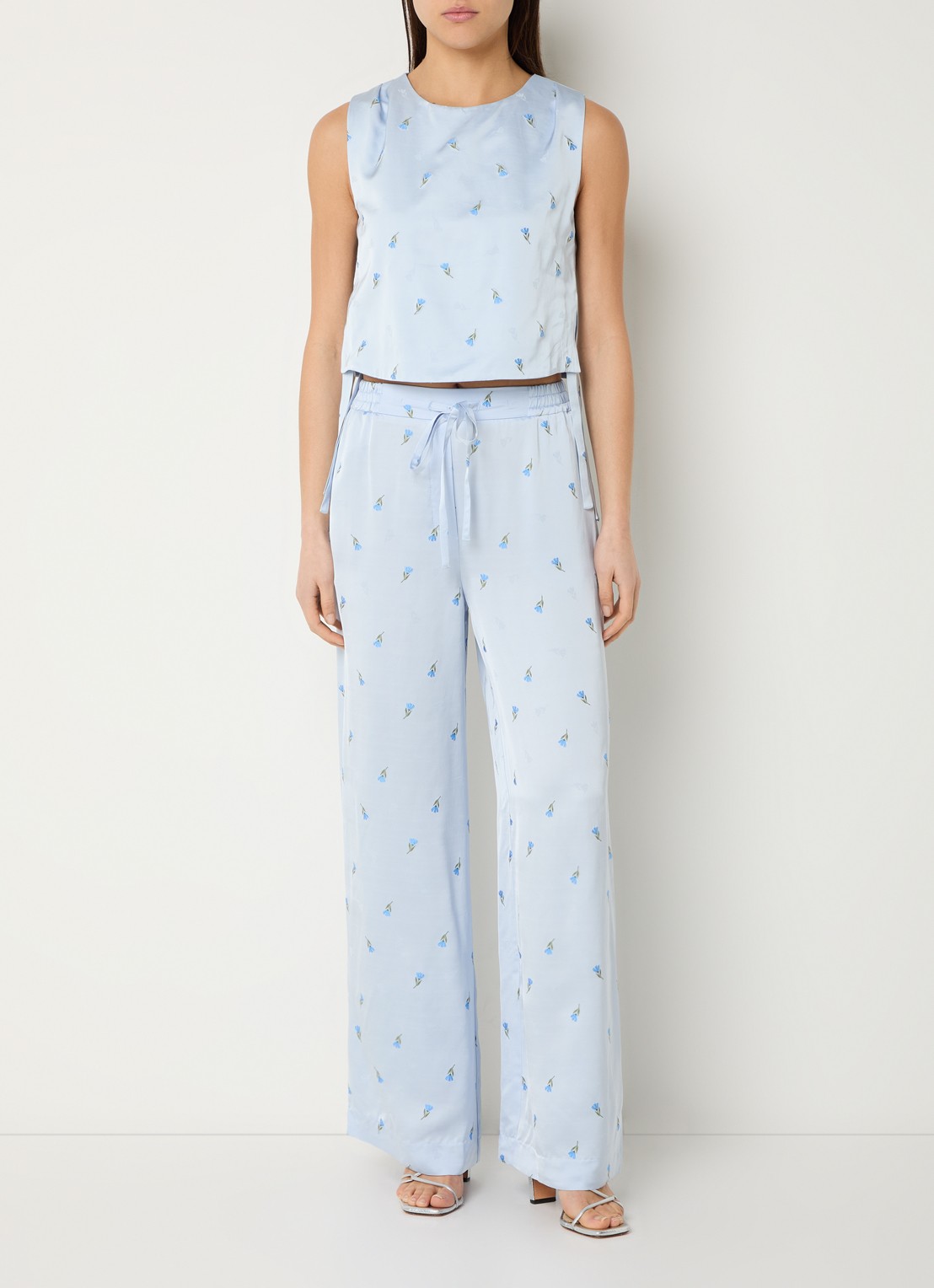 Claudie Pierlot Piste high waist wide fit pantalon van satijn met bloemborduring - voorkant 3 lichtblauw