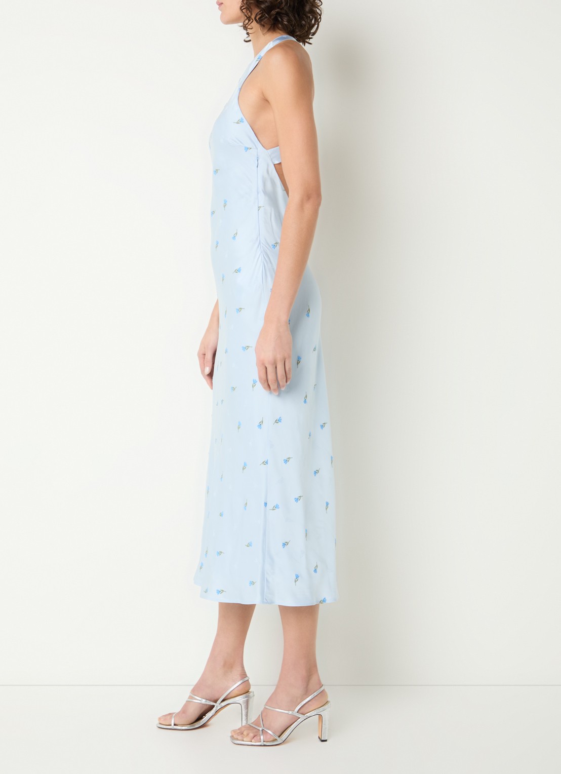 Claudie Pierlot Rency midi jurk van satijn met bloemenprint en rugdecolleté - achterkant lichtblauw