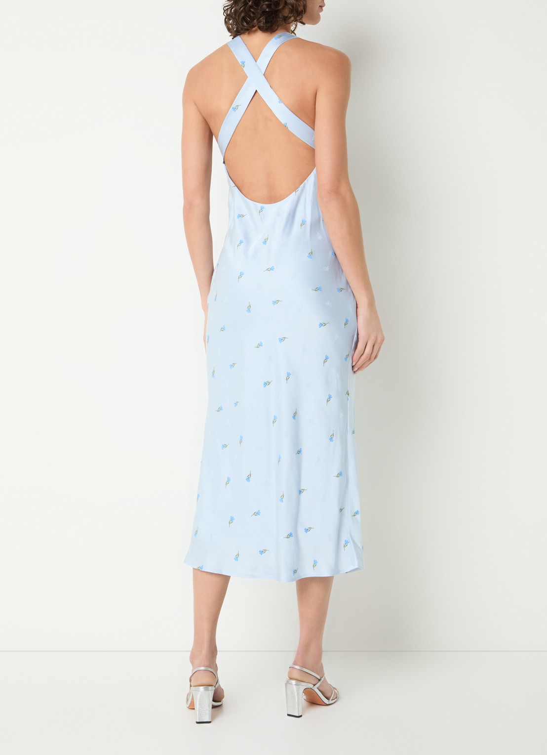 Claudie Pierlot Rency midi jurk van satijn met bloemenprint en rugdecolleté - voorkant 3 lichtblauw