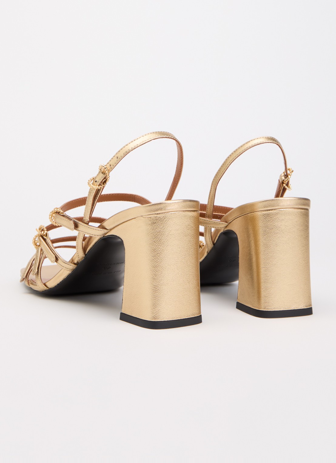 Claudie Pierlot Sandalette van geitenleer met gespdetail - achterkant goud