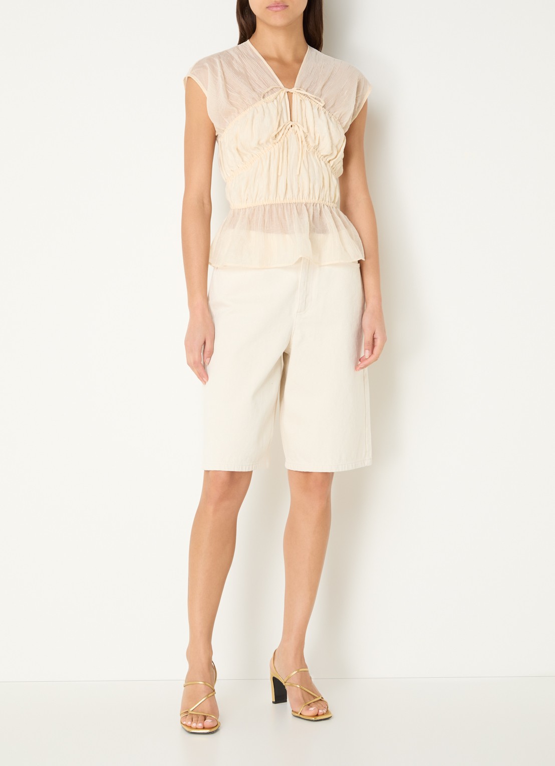 Claudie Pierlot Semi-transparante top met strikdetail - voorkant 3 creme