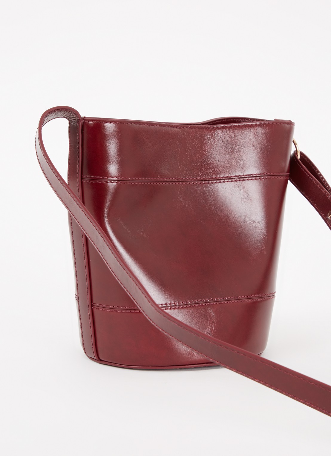 Claudie Pierlot Solveig crossbodytas van kalfsleer - achterkant bordeauxrood