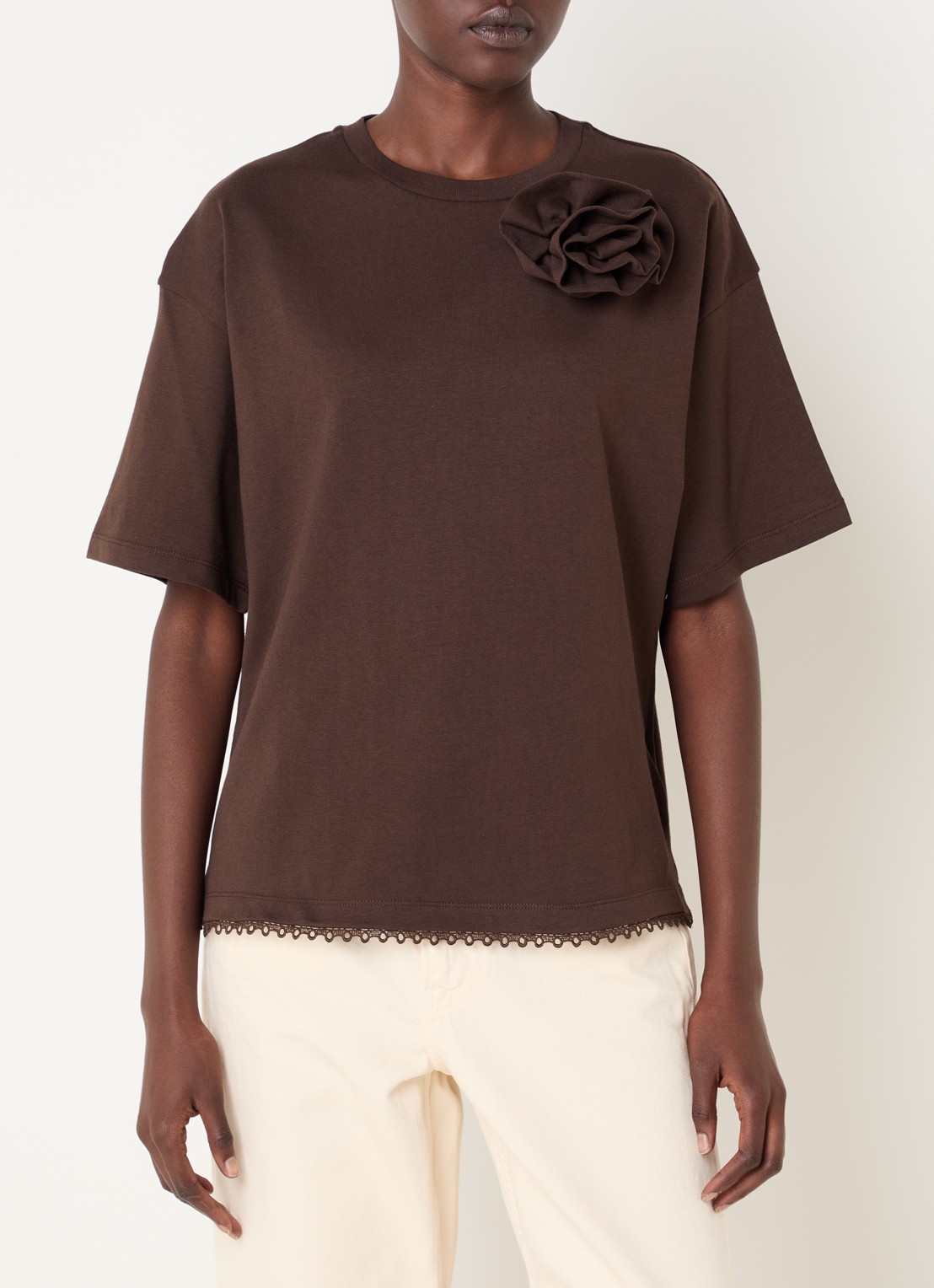Claudie Pierlot T-shirt met ronde hals en geschulpte zoom - detail 2 hazelnootbruin