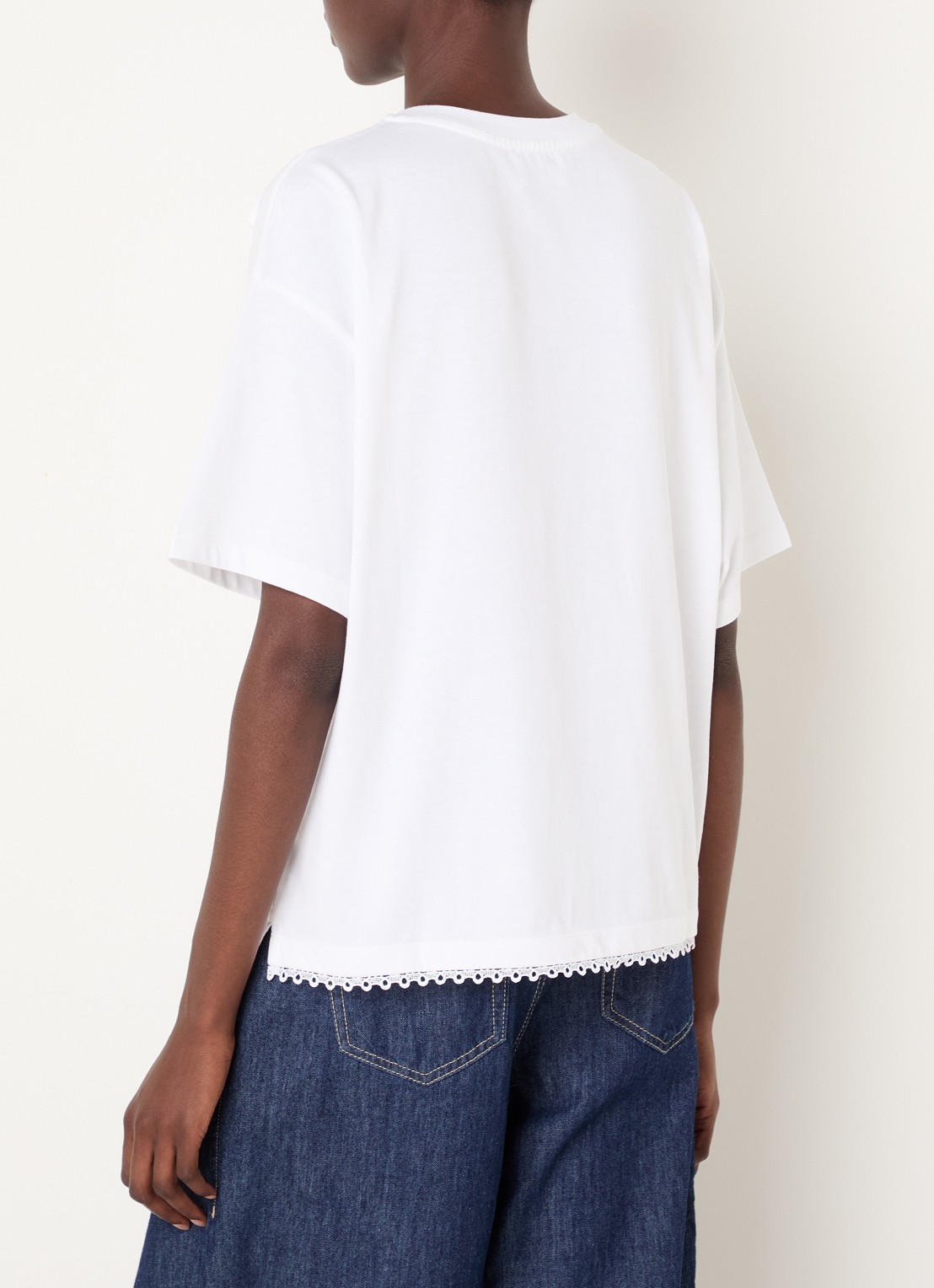 Claudie Pierlot T-shirt met ronde hals en geschulpte zoom - achterkant gebroken wit