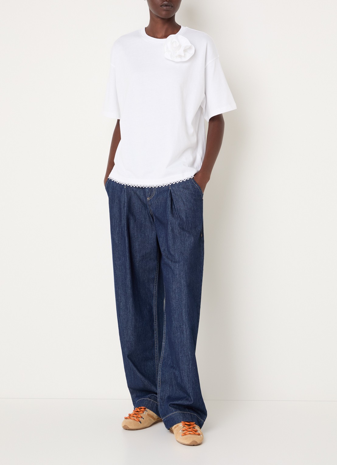 Claudie Pierlot T-shirt met ronde hals en geschulpte zoom - voorkant 4 gebroken wit