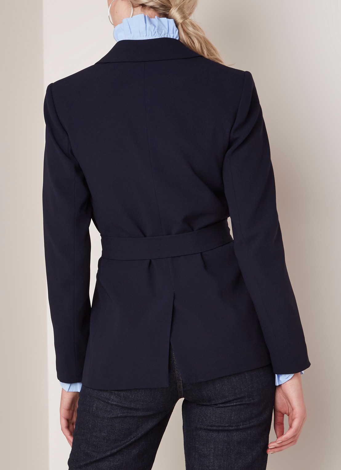 Claudie Pierlot Valayah blazer met steekzakken en ceintuur - achterkant 4 donkerblauw