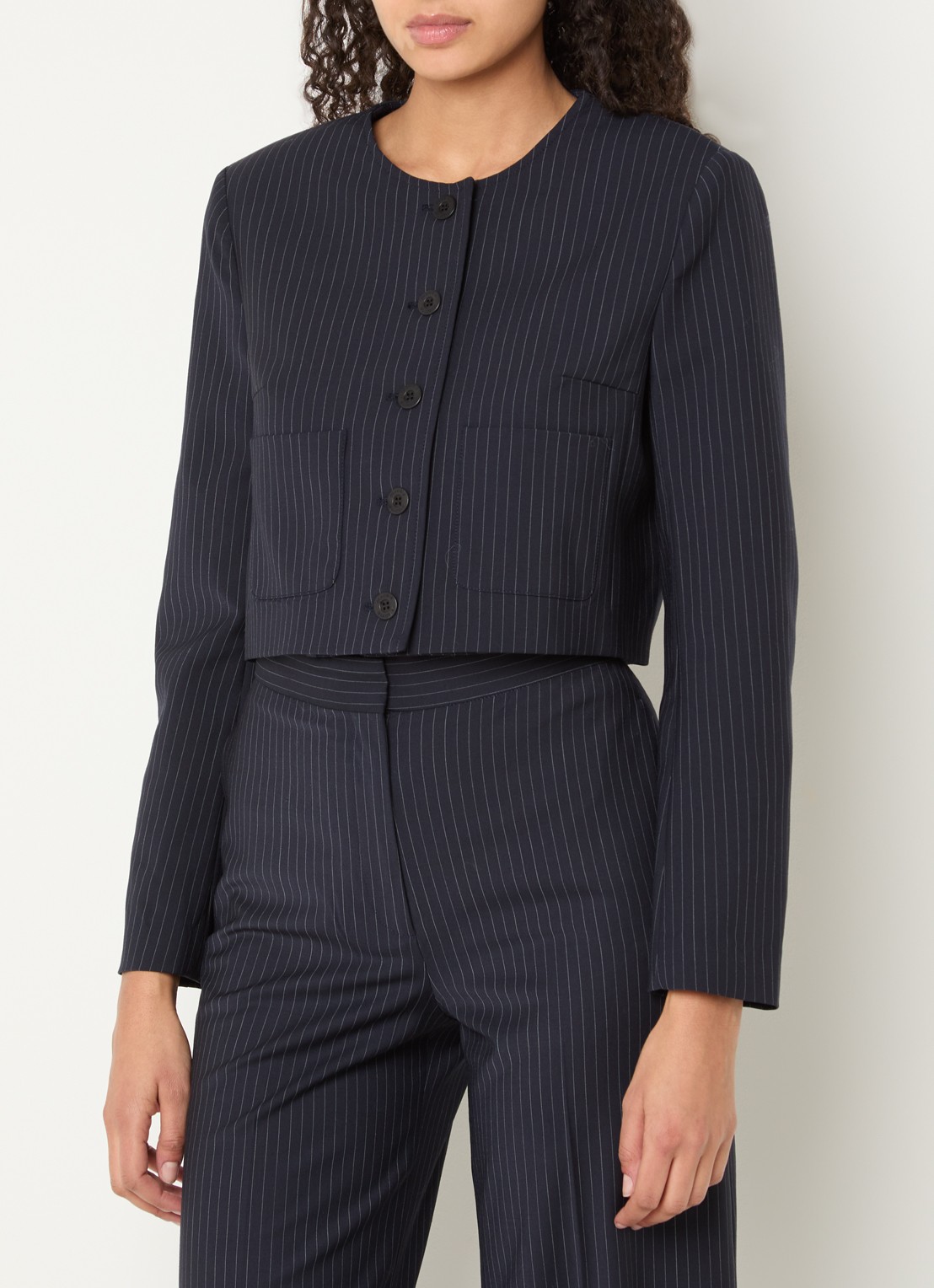 Claudie Pierlot Vanille cropped blazer met krijtstreep - detail 2 donkerblauw