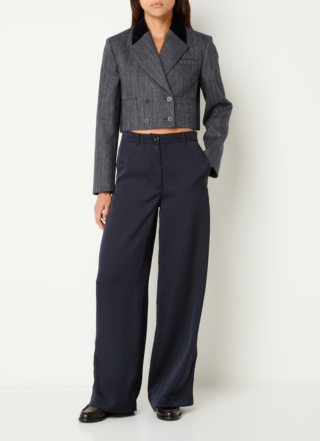 Claudie Pierlot Victor cropped blazer in wolblend met opgestikte zakken - voorkant 2 donkerblauw